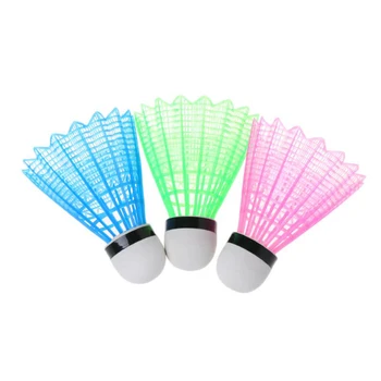 4Pcs tamsią Naktį LED Spindinčią Šviesą Plastiko Badmintono Pagalbinės Spalvinga Apšvietimo Kamuolius Patalpų ir Lauko Sporto šakų, Aukštos Kokybės