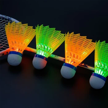 4Pcs tamsią Naktį LED Spindinčią Šviesą Plastiko Badmintono Pagalbinės Spalvinga Apšvietimo Kamuolius Patalpų ir Lauko Sporto šakų, Aukštos Kokybės