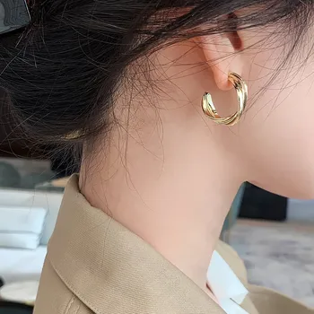 Korėjos bižuterijos paprasta susukti aukso metalo hoopas auskarai temperamentas turtinga turas moteriška šalis auskarai