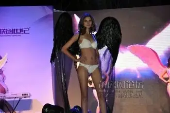 Mados didelio dydžio juoda plunksna velnias sparno stručių arba žąsų plunksnų sparnus modelis cosplay podiumo etape rodikliai rodo, sparno