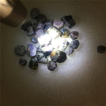 Specialus pasiūlymas 100g mėlynos ir šviesiai violetinės spalvų mišinys, gamtinis korundas specialios brangakmenių ir mineralų gydomųjų kristalai
